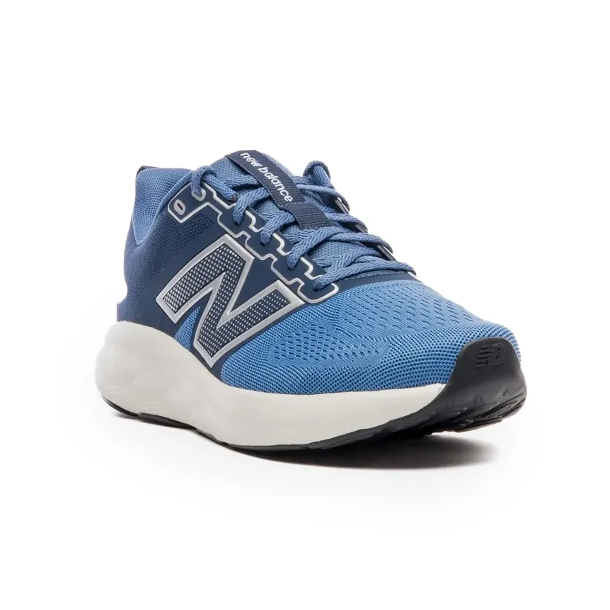 Tênis New Balance masculino azul escuro mostrando detalhes do cabedal e sola